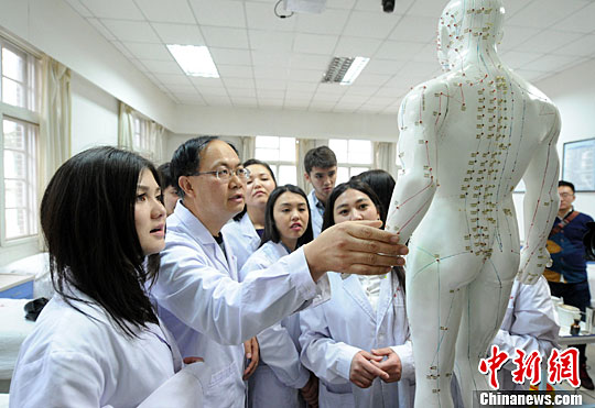 吉尔吉斯斯坦学员甘肃学中医 用中药名称呼自