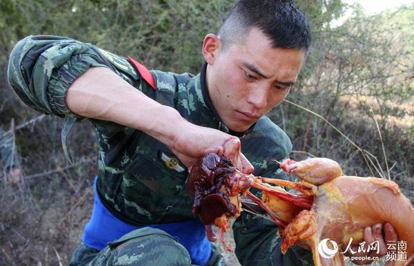 3月25日，武警特战队员在“魔鬼”训练中徒手杀鸡锻造野外生存能力。 （摄影：任洪彬）