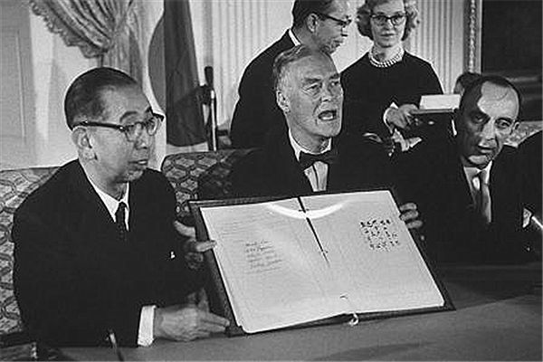 相岸信介(左)和时任美国国务卿霍特签订条约。