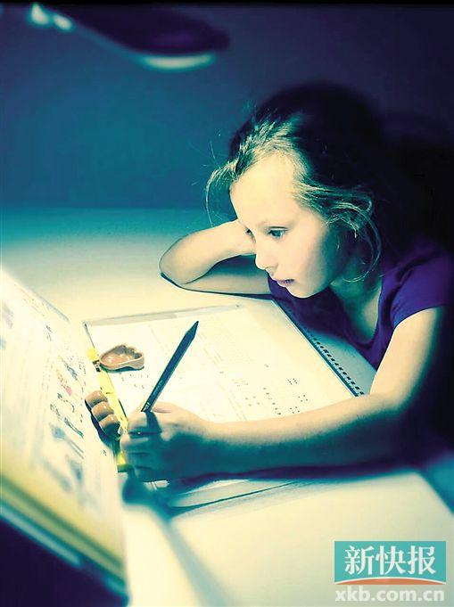 ■李玉刚发布在微博上的外国小女孩的照片。