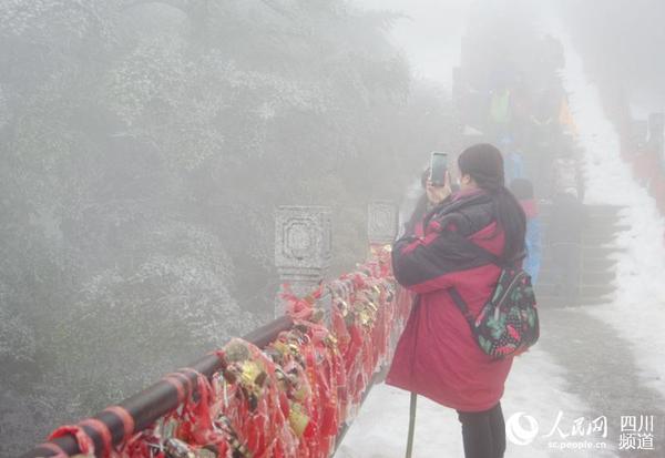 游客拍照留念。（王军 摄）