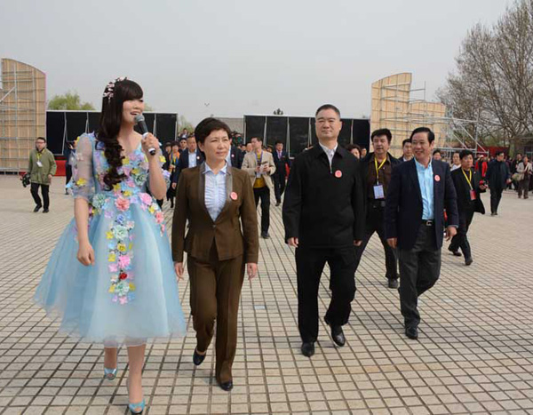 运城市委书记王宇燕，运城市委副书记、市长王清宪在活动现场参观各县旅游宣传展版。 郭凯祥摄