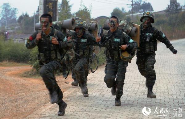 3月27日，特战队员开展武装负重奔袭训练。（摄影：胡程）