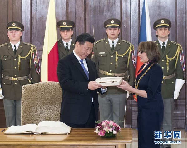 当地时间3月29日,国家主席习近平在捷克布拉格会见布拉格市长科尔娜乔娃,并接受科尔娜乔娃代表该市赠予的城市钥匙。新华社记者 王晔 摄
