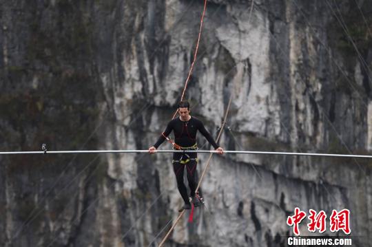 瑞意三国钢丝高手决战300米高空 52岁瑞士老