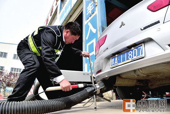 工作人员正在检测机动车尾气