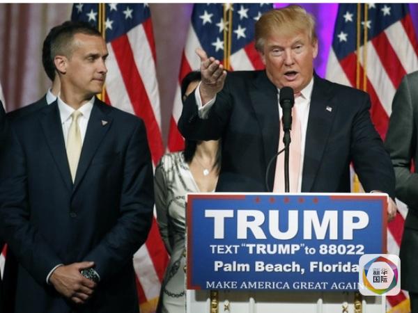 　　3月15日，唐纳德·特朗普与竞选经理科里·莱万多夫斯基（左）在佛罗里达州棕榈滩出席新闻发布会。（图片来源：新华／路透）