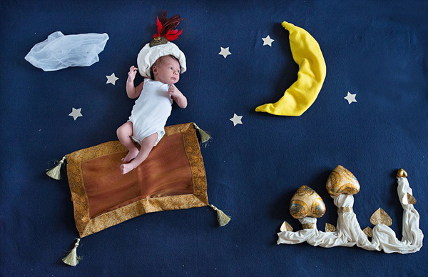 宝宝变身阿拉丁,乘坐神毯飞过阿格拉巴上空。(网页截图)