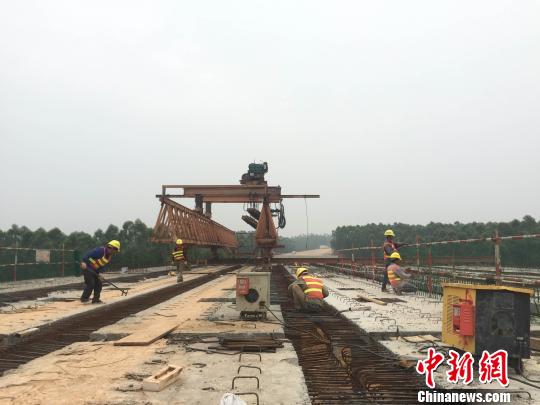 图为工人们正在抓紧对项目进行施工。　陈燕　摄