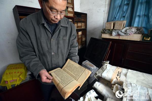 王令策正在翻阅古籍。