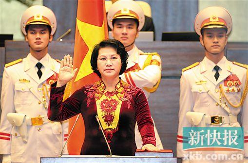 ■阮氏金银宣誓就职越南国会主席。    新华社发