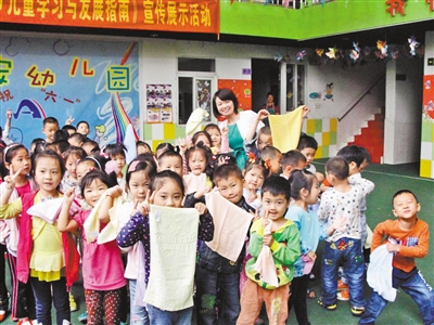 志愿者为孩子们开展志愿活动。本版图片均由大渡口区委宣传部提供。