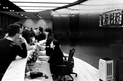 逾300名投资人昨日到金鹿财行总部要求兑付供图/视沉中国