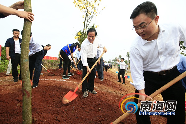 海南省委副书记、省长刘赐贵参加植树活动。南海网见习记者 刘洋摄