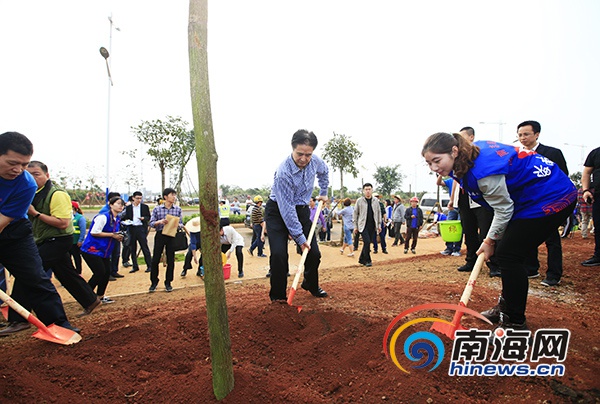 海南省委书记、省人大常委会主任罗保铭参加植树活动。南海网见习记者 刘洋摄