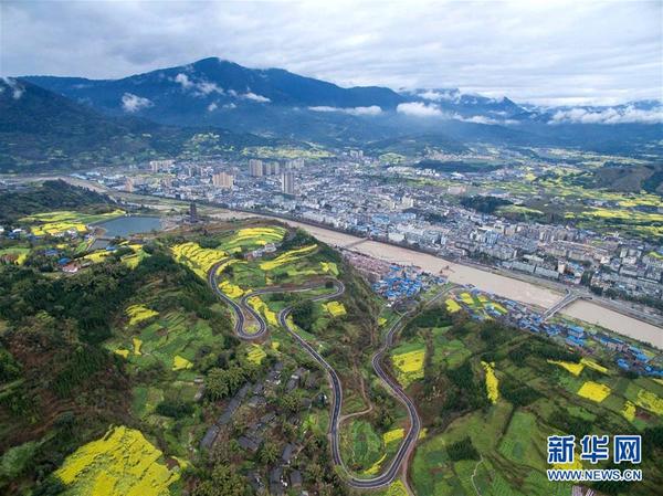 　　 俯瞰荥经县的后花园——兰家山（3月23日摄）。