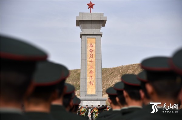 4月1日，在库尔勒市烈士陵园，驻库部队官兵在烈士纪念碑前庄重肃穆。