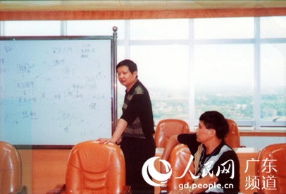 茂名民警朱伯致的工作照。