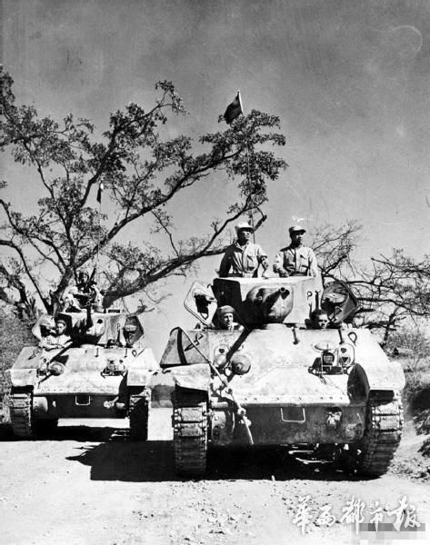 1945年1月，新建的中印公路上，中国远征军驾驶着美制M3轻型坦克。