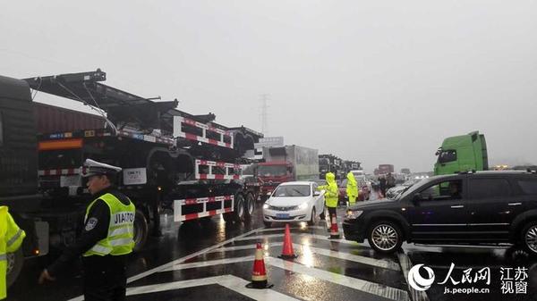 交警指挥现场秩序。