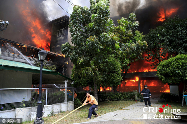 菲律宾首都一大学发生火灾 黑烟滚滚(组图)|火