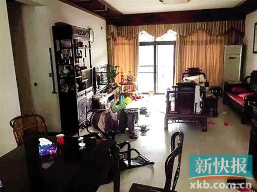 ■刘先生家中被打砸后一片狼藉。(小区业主供图)
