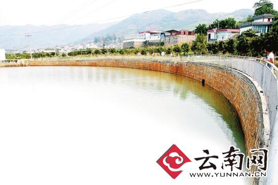 小龙潭镇目前现存的最大龙潭——上城龙潭，如同一个大蓄水池，周围也没有大树。