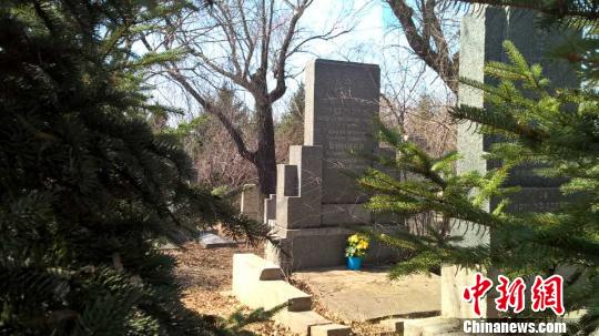 图为哈尔滨犹太公墓内，郭秋萍祭扫过的犹太墓。　杨拓 摄