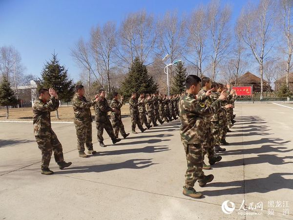 绥滨边防大队机动中队官兵开展“大合之舞”心理行为训练。
