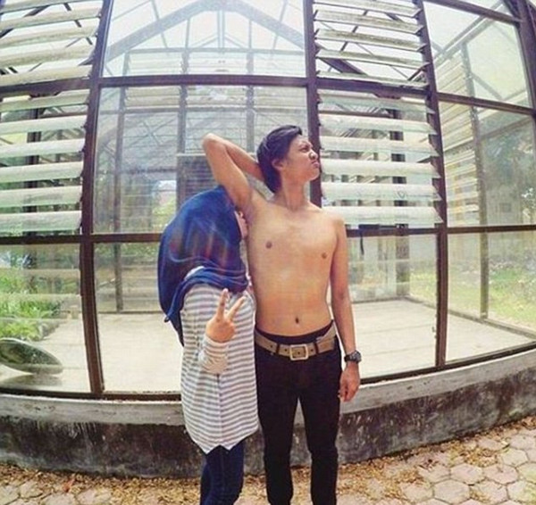 印尼女子组团狂闻男友胳肢窝 网晒奇葩照(组