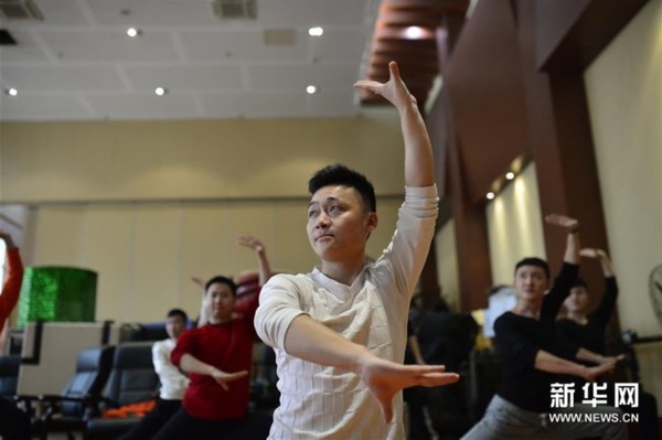 　　青年男演员们在排练《南柯记》（4月6日摄）。