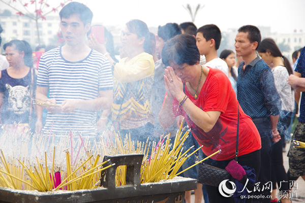 上香祭拜（农冠斌/摄）