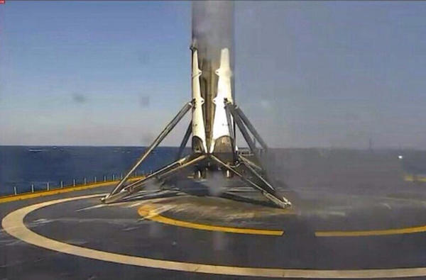 SpaceX首次成功海上回收火箭画面