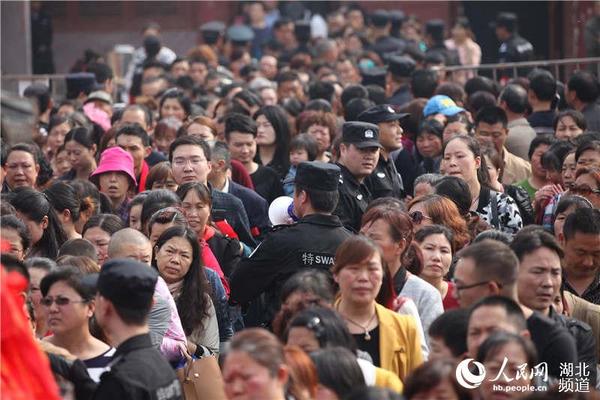 万名香客涌上真武山 襄阳特警保安全|特警|警力