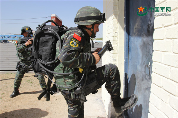突击队员破拆房门后,快速踹门而入