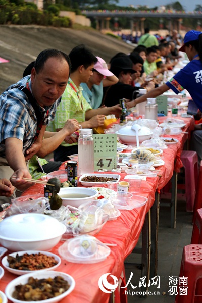 美味民俗特色引食客争相品尝
