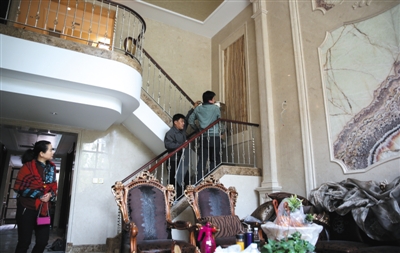 2016年3月31日，北京东四环内某高端住宅区，顾女士指引几个搬运工将定制的家具搬到二楼。一大早顾女士和丈夫来收拾新家，再过几天，一家人就将搬进这个两千多万元的别墅内。