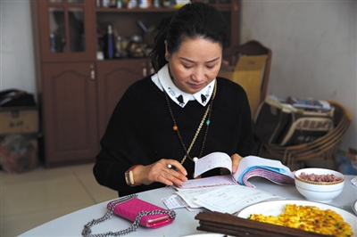 2016年3月30日，位于北京瀛海开发区的一家服装厂食堂内，顾女士在饭桌上核对公司账目。为了方便工作，她和家人已经在厂里居住了六年。