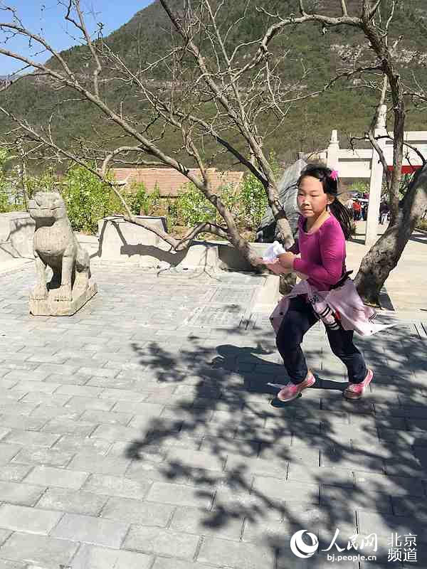 小朋友自己参与乐跑5公里，体力不输成年人。人民网 孟竹 摄