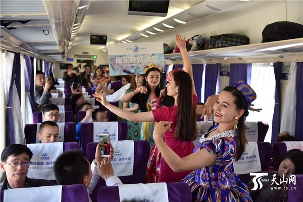 　　4月8日，在南疆之星“梨花专列”上，梨花姑娘在车厢内载歌载舞与乘客互动。