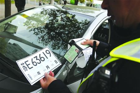 昨日,长宁交警在天山路协和路路口对悬挂外省市临时号牌车辆进行