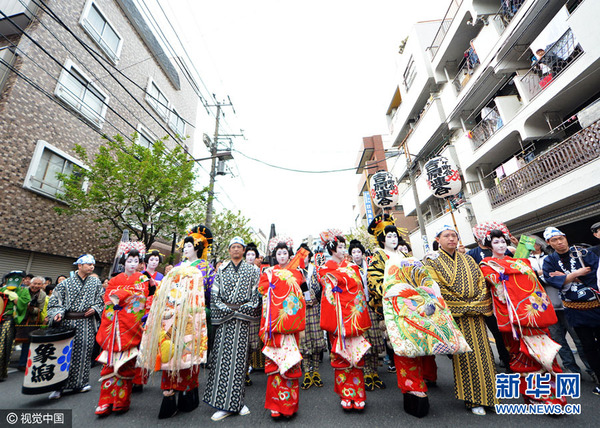 　　当地时间2016年4月9日，日本东京，第14届浅草地区的“一叶樱祭”活动。 2016年4月9日，东京浅草“一叶樱祭”活动，再现吉原艺妓花魁街上行游——花魁道中。（图片来源：视觉中国）