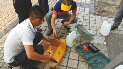 技术人员正在准备“避孕”药水。