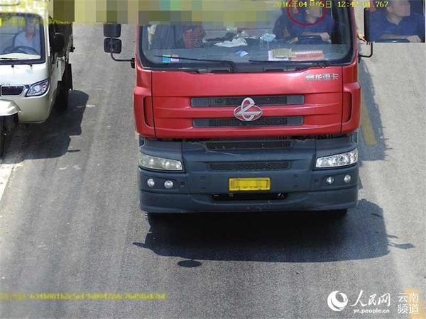 “嘿老兄！你这是在看风景吗？注意前方啊”　个旧交警供图