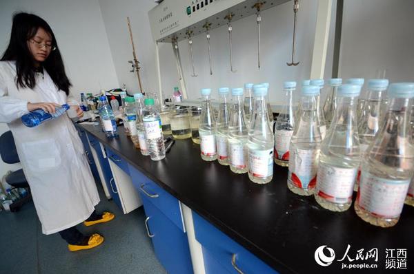 第三水厂的实验室内,实验台上摆满了水样。(时雨/摄)