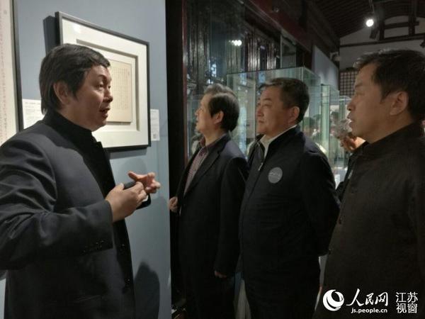 曹志明(左一)向来宾介绍作品。