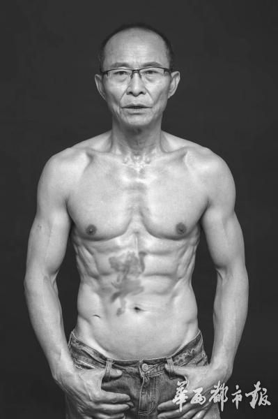 梁钰祥秀八块腹肌。