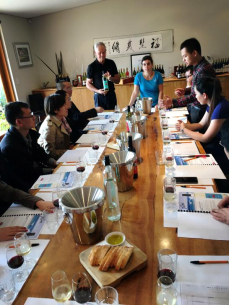 图为品酒环节，品鉴酒水即将在酒仙网上线销售