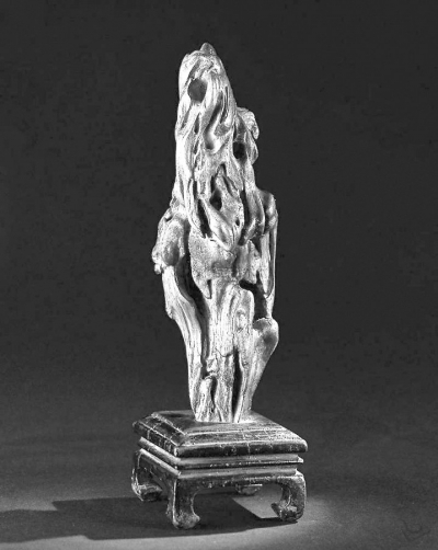 沉香与沉香木不同，沉香由树体分泌的树脂聚集而成，沉香木指的是树体木质部分。图为沉香木制成的工艺品。