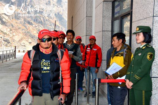 西藏吉隆口岸迎来首批持团体签证入境的尼泊尔
